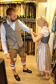 TSV 1860 München - Einkleidung mit Lederhose in cooler Löwen-Optik und Wiesn Outfit am 11.09.2017 bei Trachten Angermaier